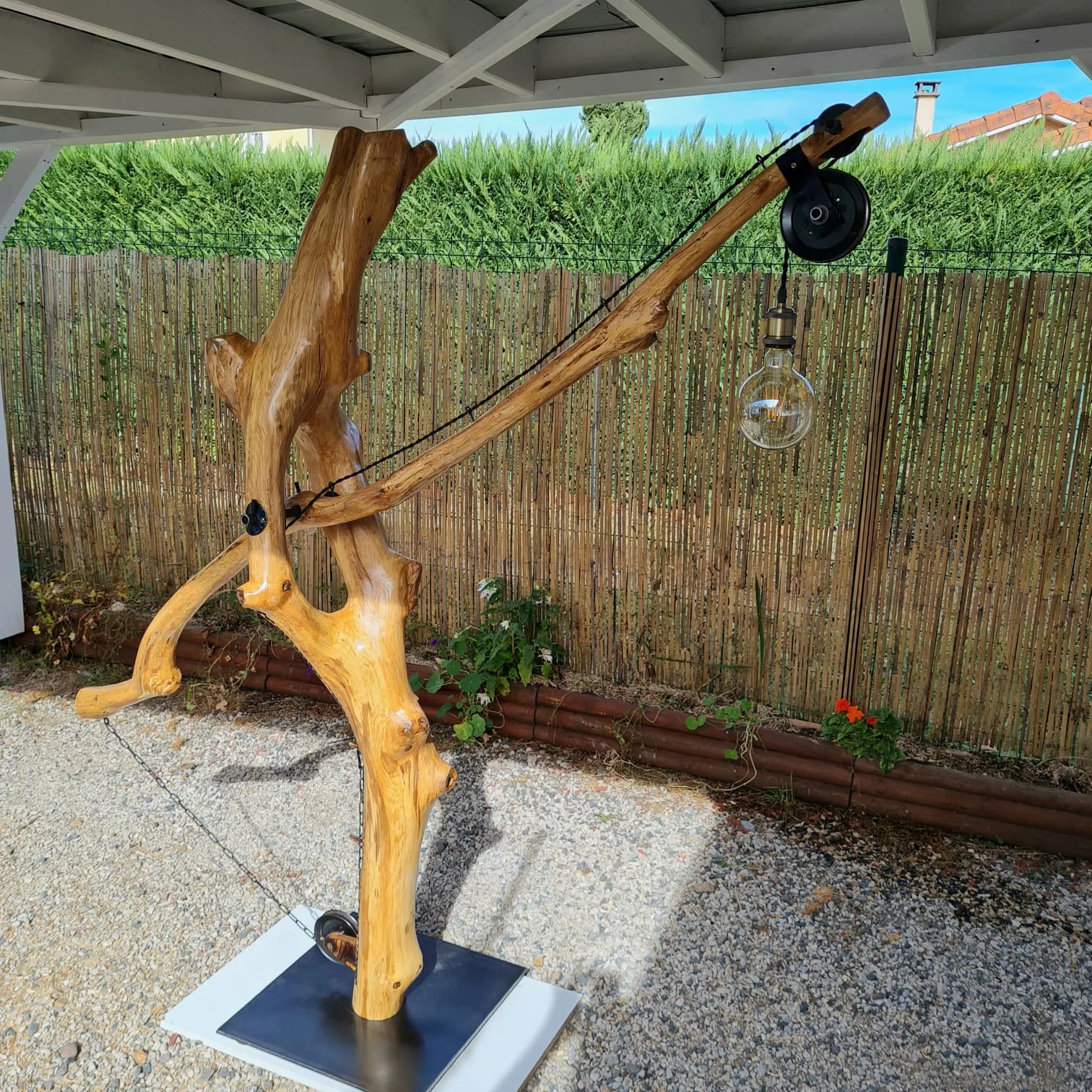 Photographie de la réalisation : Un lampadaire né d’une branche.