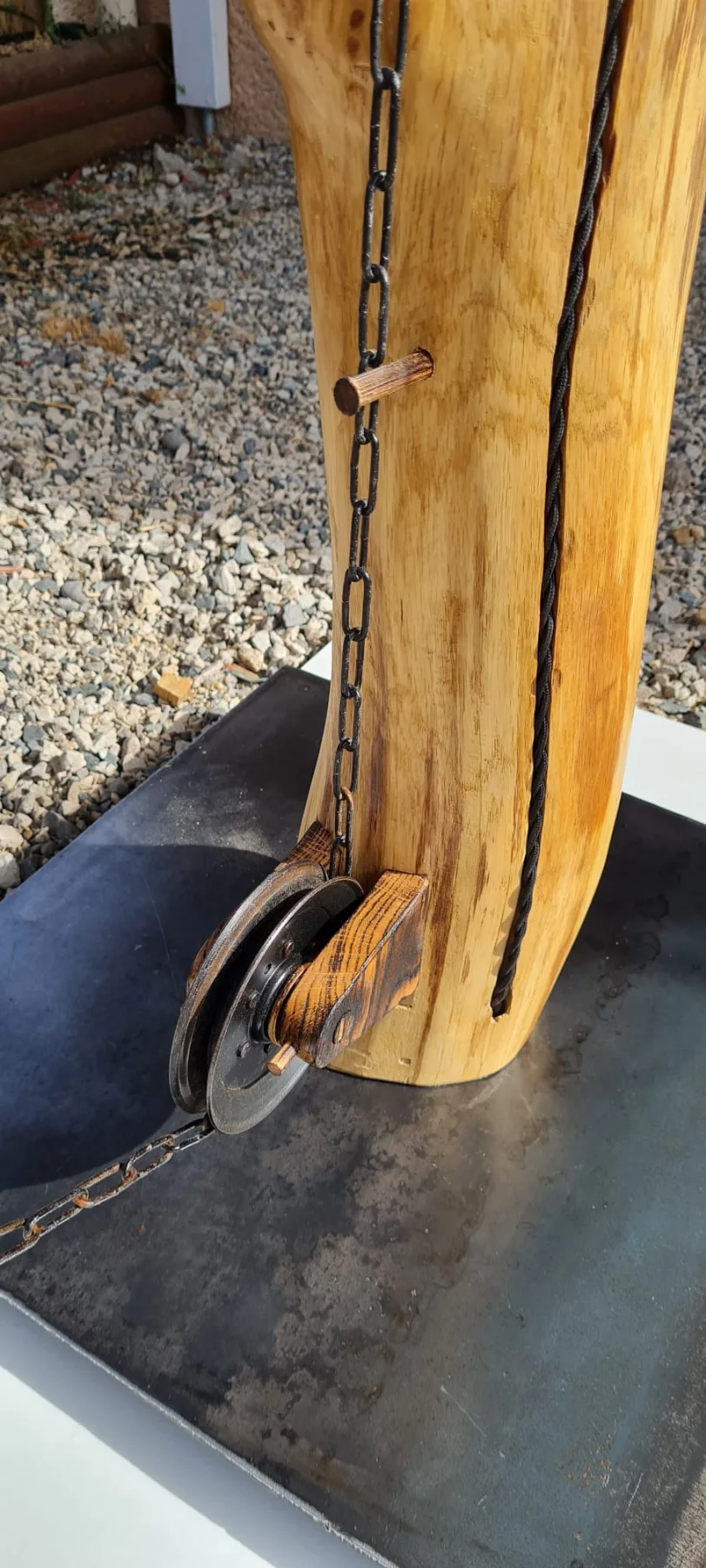 Photographie de la réalisation : Un lampadaire né d’une branche.