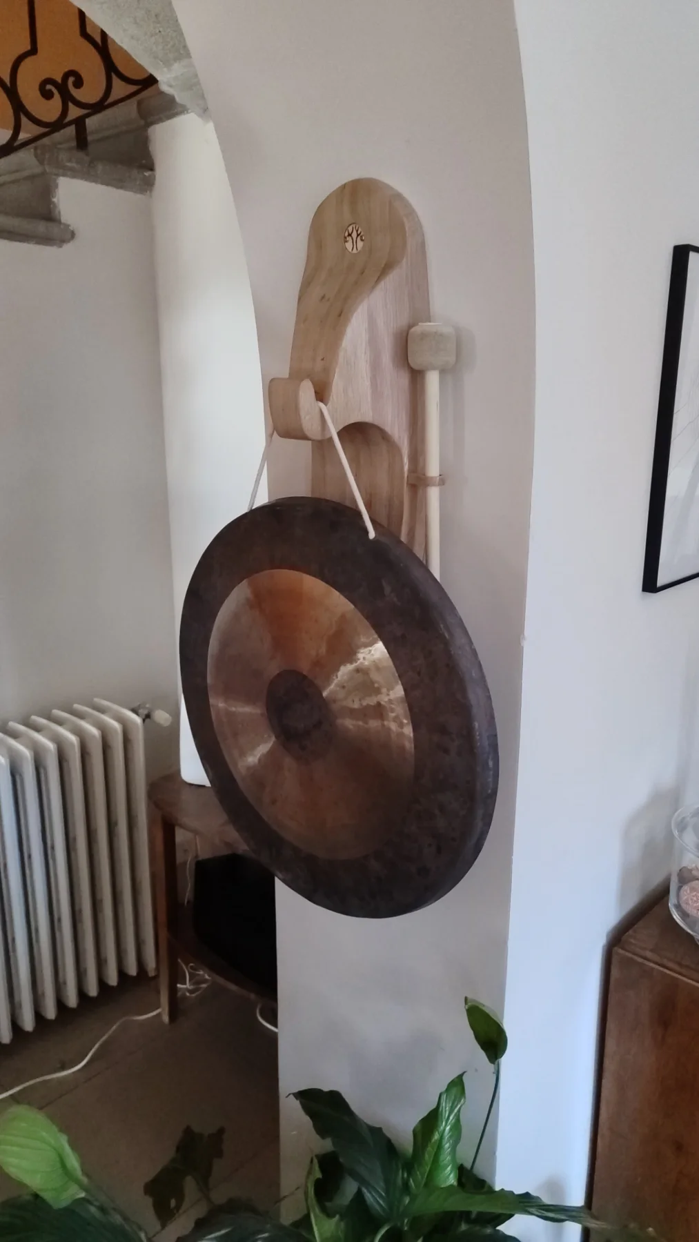 Photographie de la réalisation : Un support de gong pour un mur en arche.
