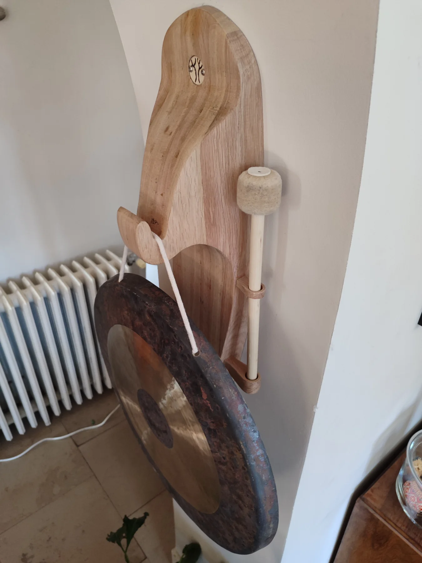 Photographie de la réalisation : Un support de gong pour un mur en arche.