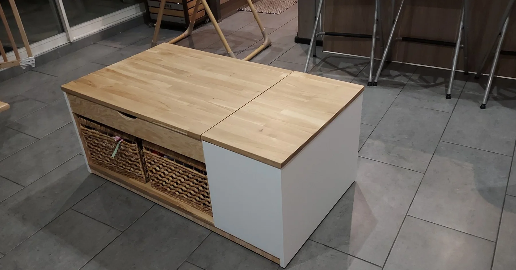 Photographie de la réalisation : Une table basse sur roulettes.