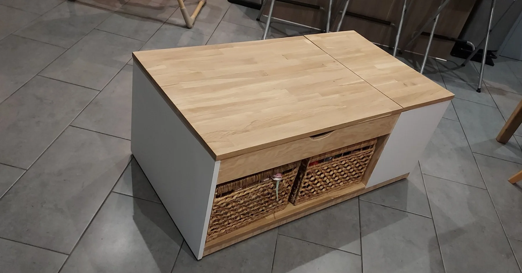 Photographie de la réalisation : Une table basse sur roulettes.
