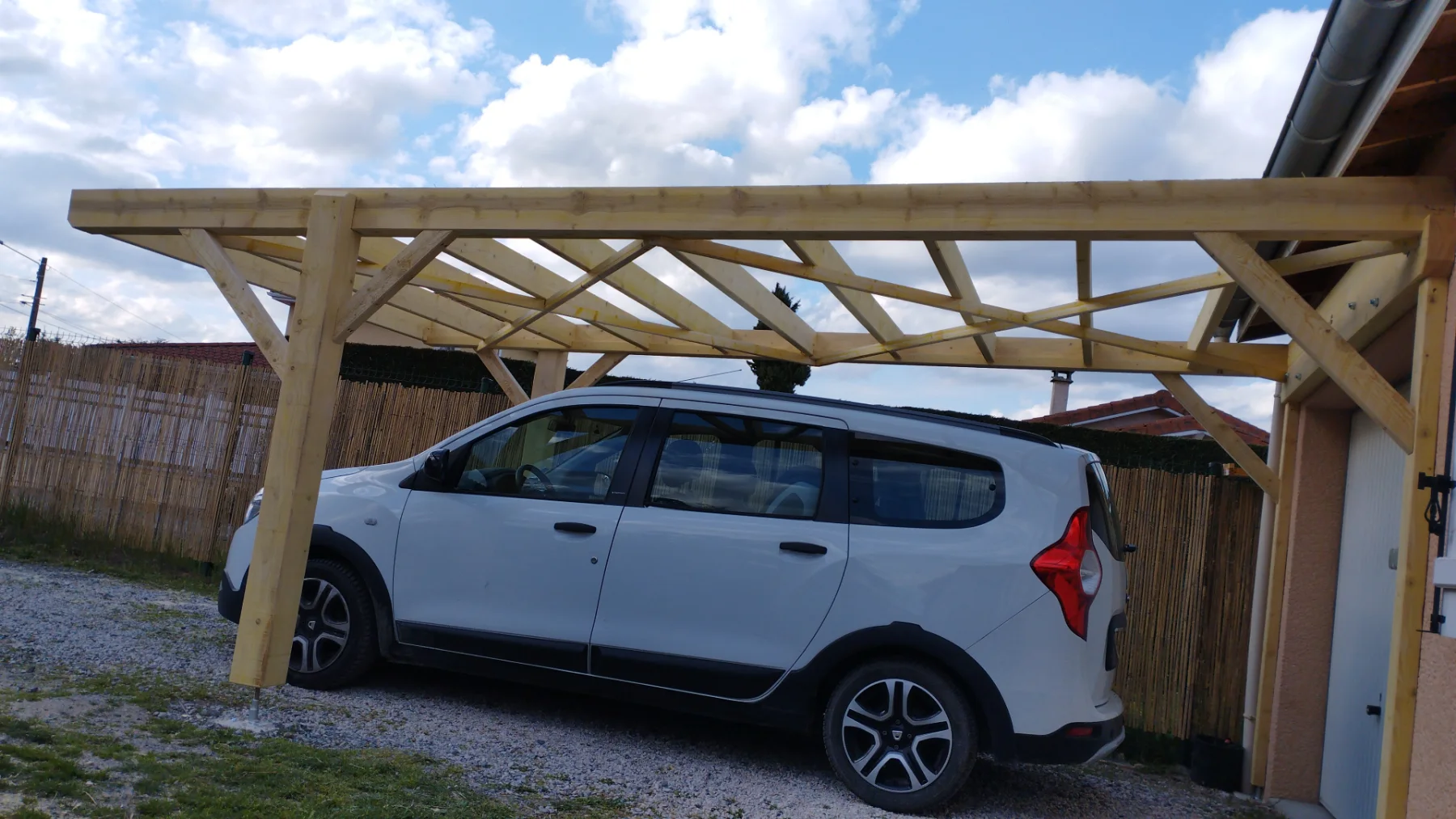Photographie de la réalisation : Fabrication d’un carport sur mesure.