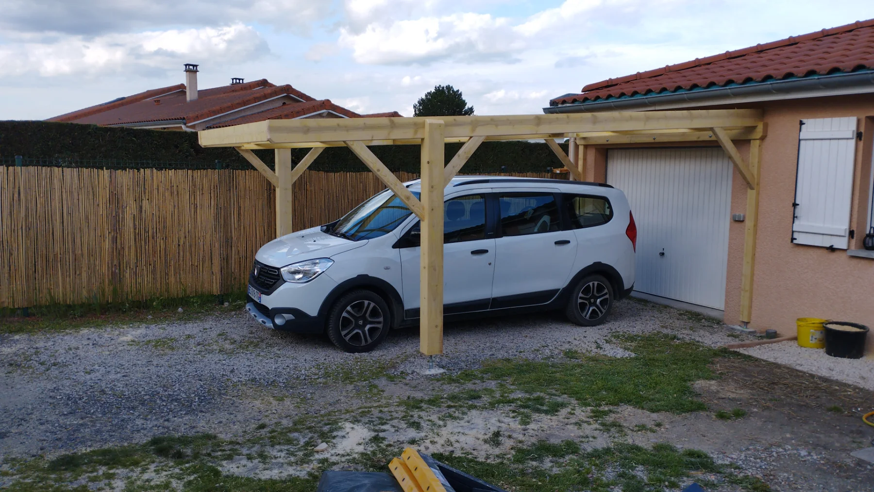 Photographie de la réalisation : Fabrication d’un carport sur mesure.