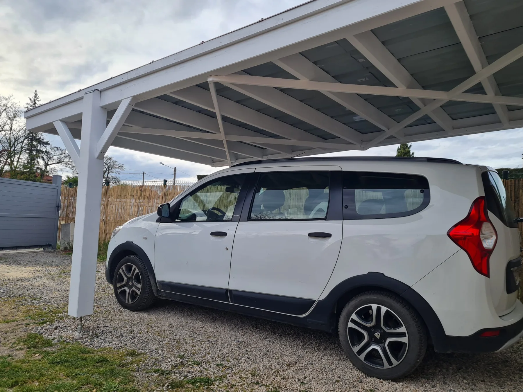 Photographie de la réalisation : Fabrication d’un carport sur mesure.