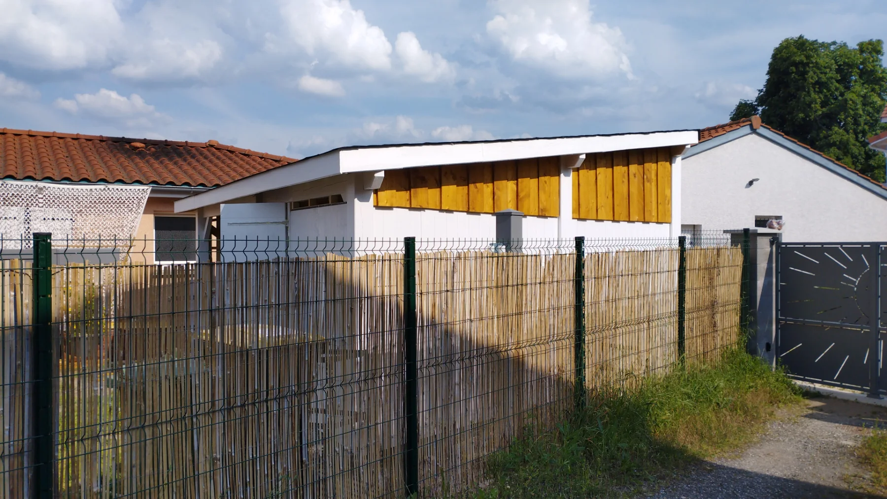 Photographie de la réalisation : Abri à voiture et espace de rangement.