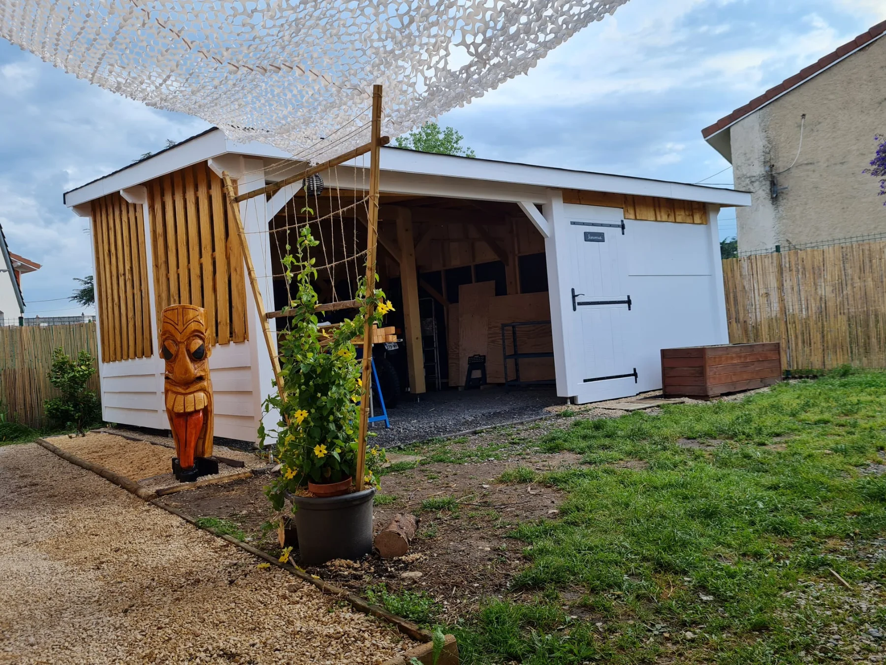 Photographie de la réalisation : Abri à voiture et espace de rangement.