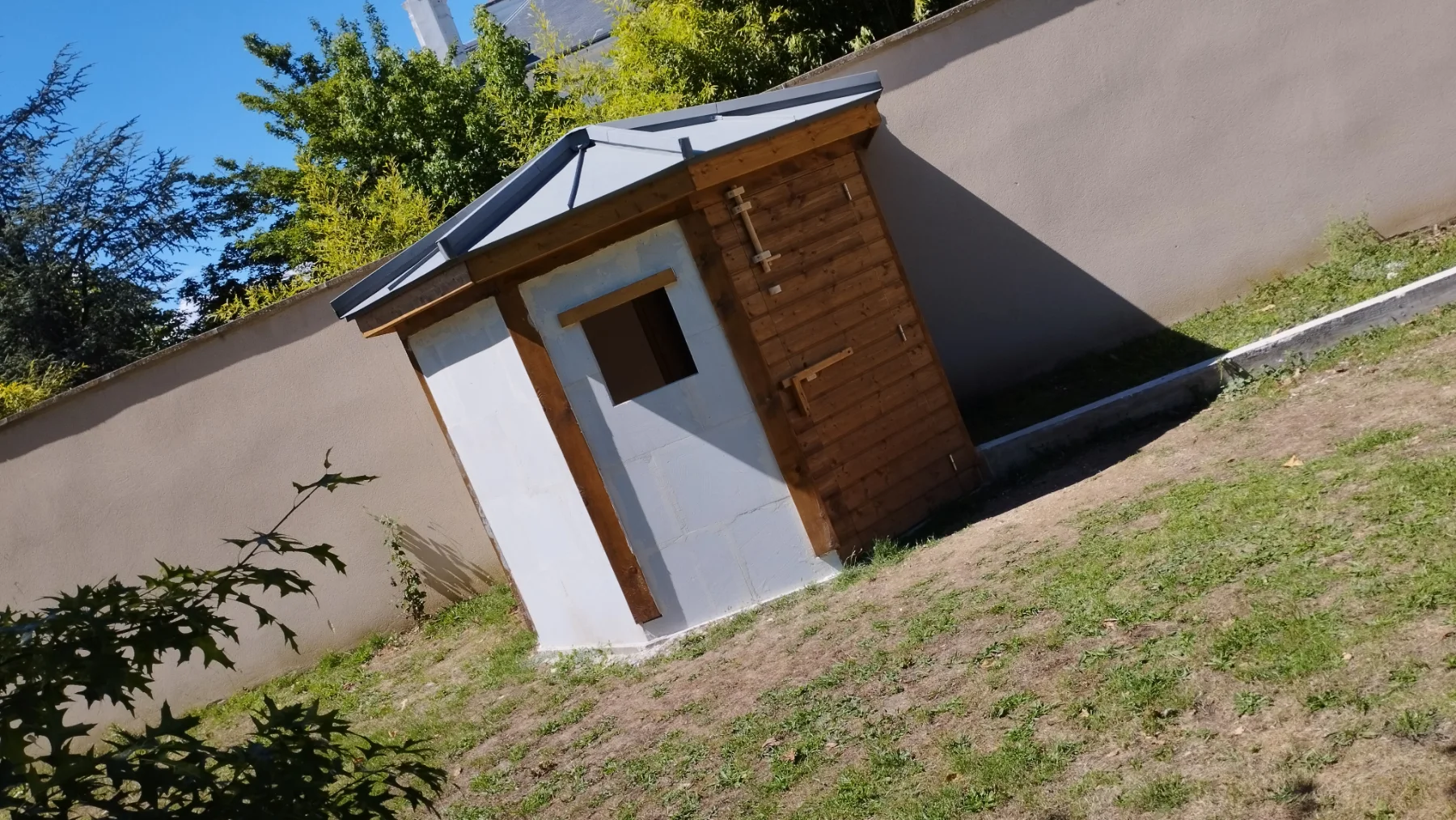Photographie de la réalisation : Une volière dans une propriété.