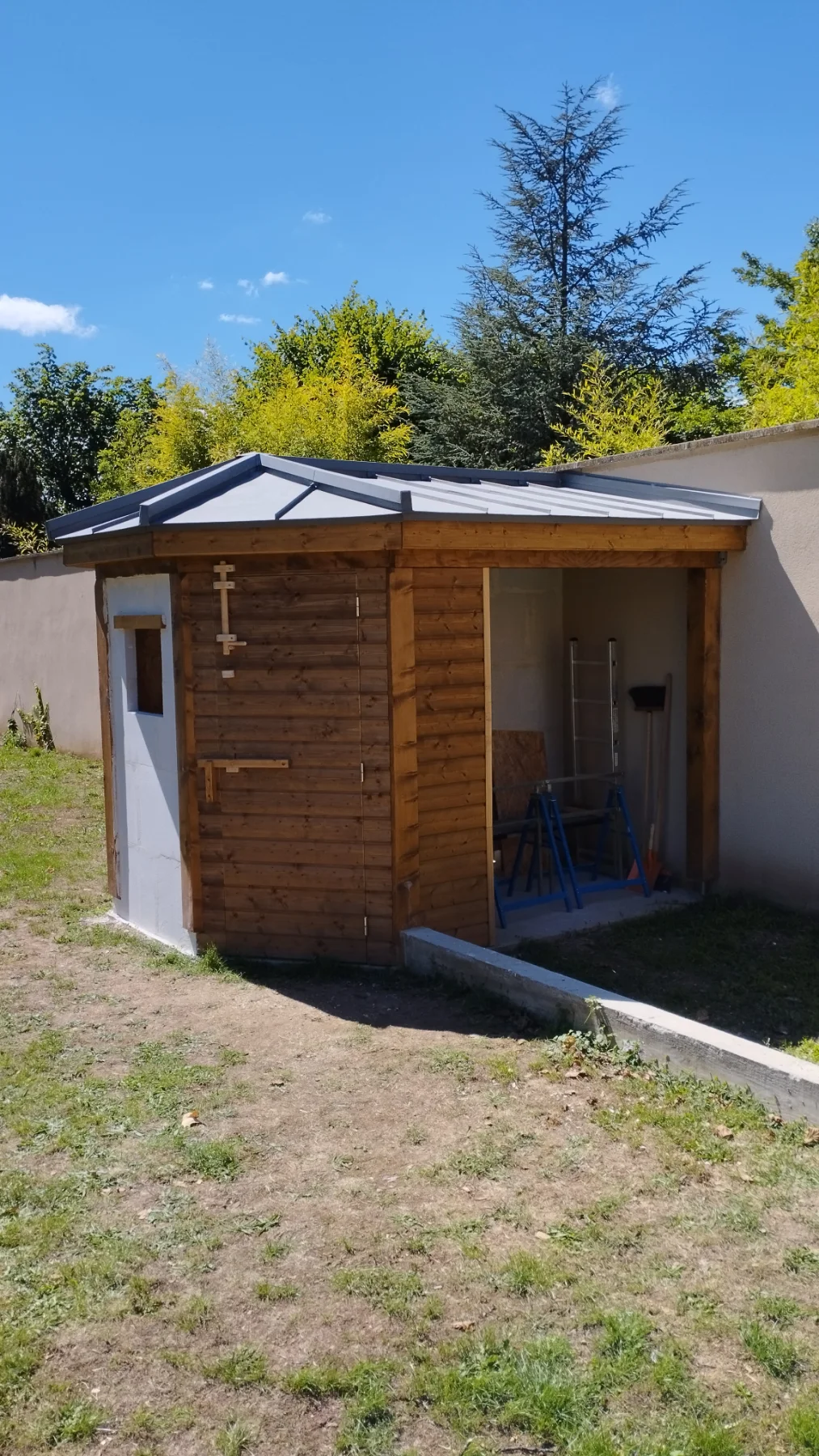 Photographie de la réalisation : Une volière dans une propriété.