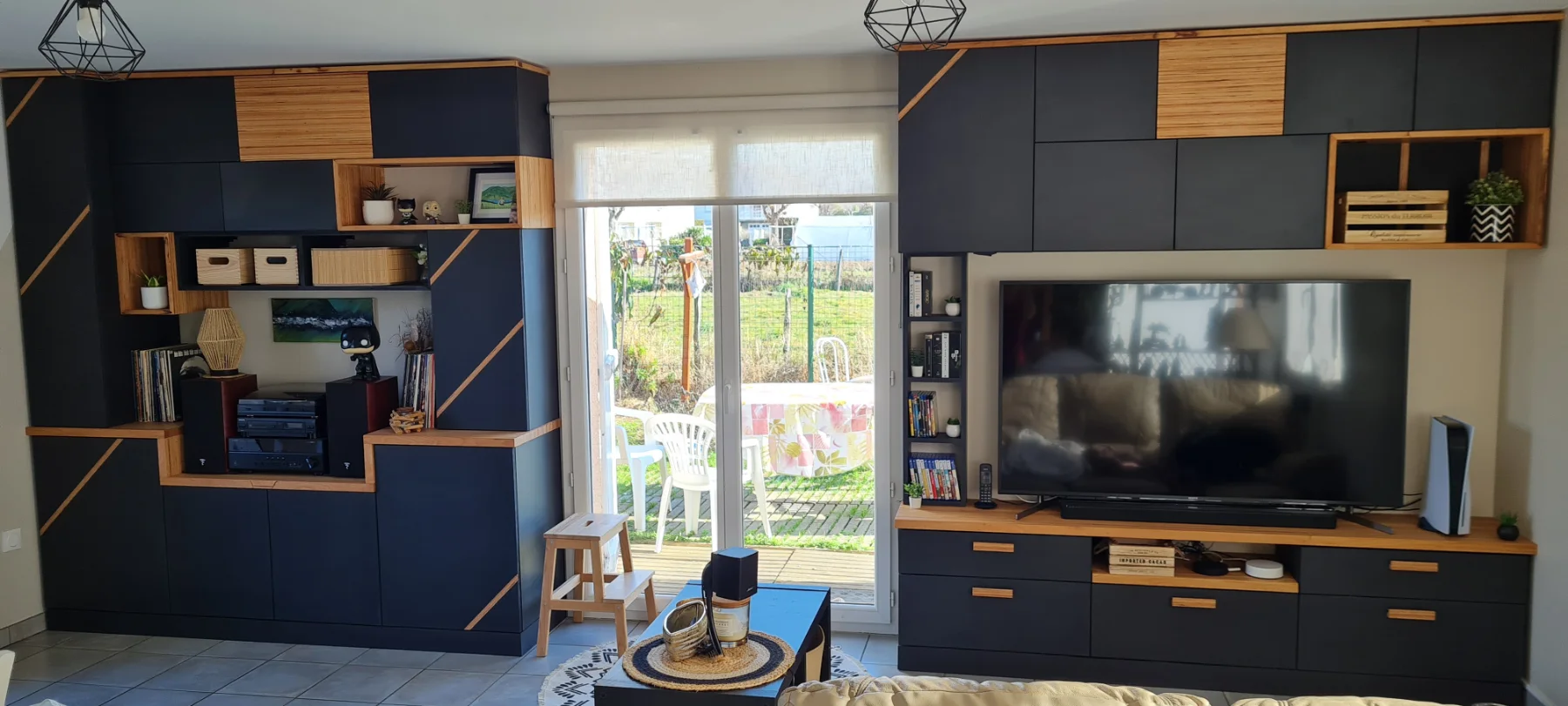 Photographie de la réalisation : Aménagement mural en MDF noir et baubuche.