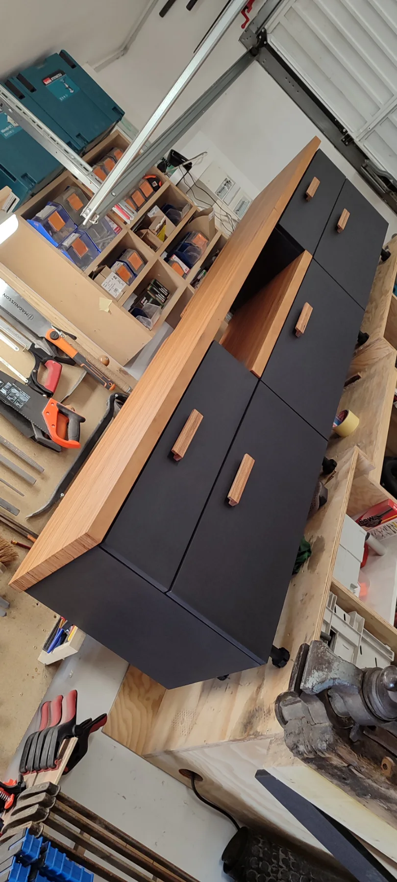 Photographie de la réalisation : Aménagement mural en MDF noir et baubuche.