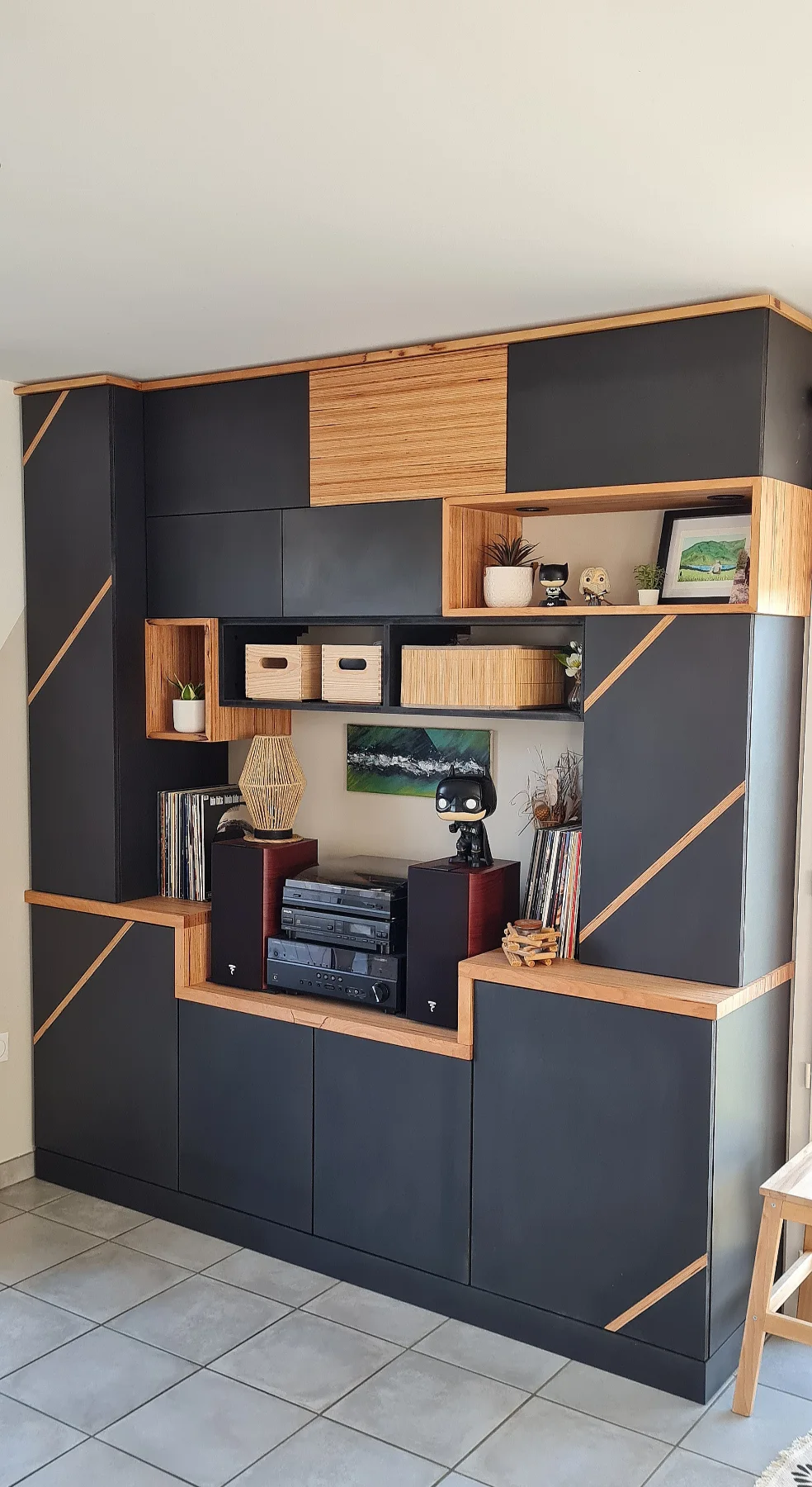 Photographie de la réalisation : Aménagement mural en MDF noir et baubuche.