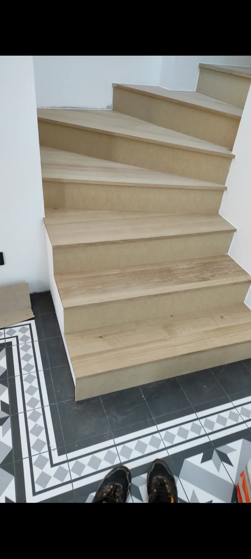 Photographie de la réalisation : Parquet pointe de Hongrie et escalier.