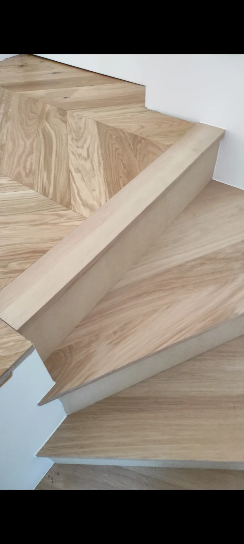 Photographie de la réalisation : Parquet pointe de Hongrie et escalier.
