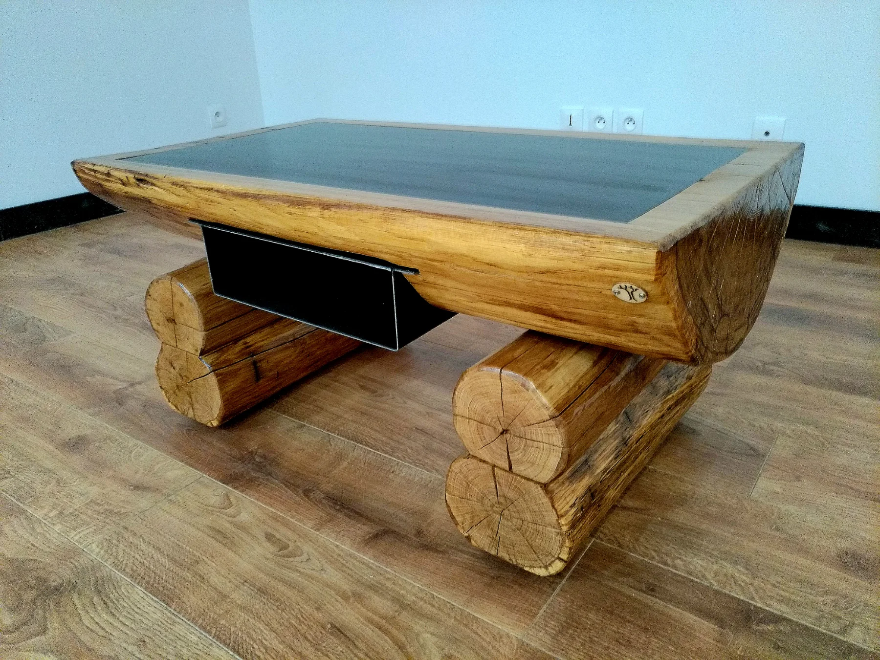 Photographie de la réalisation : Table basse à coffre secret.
